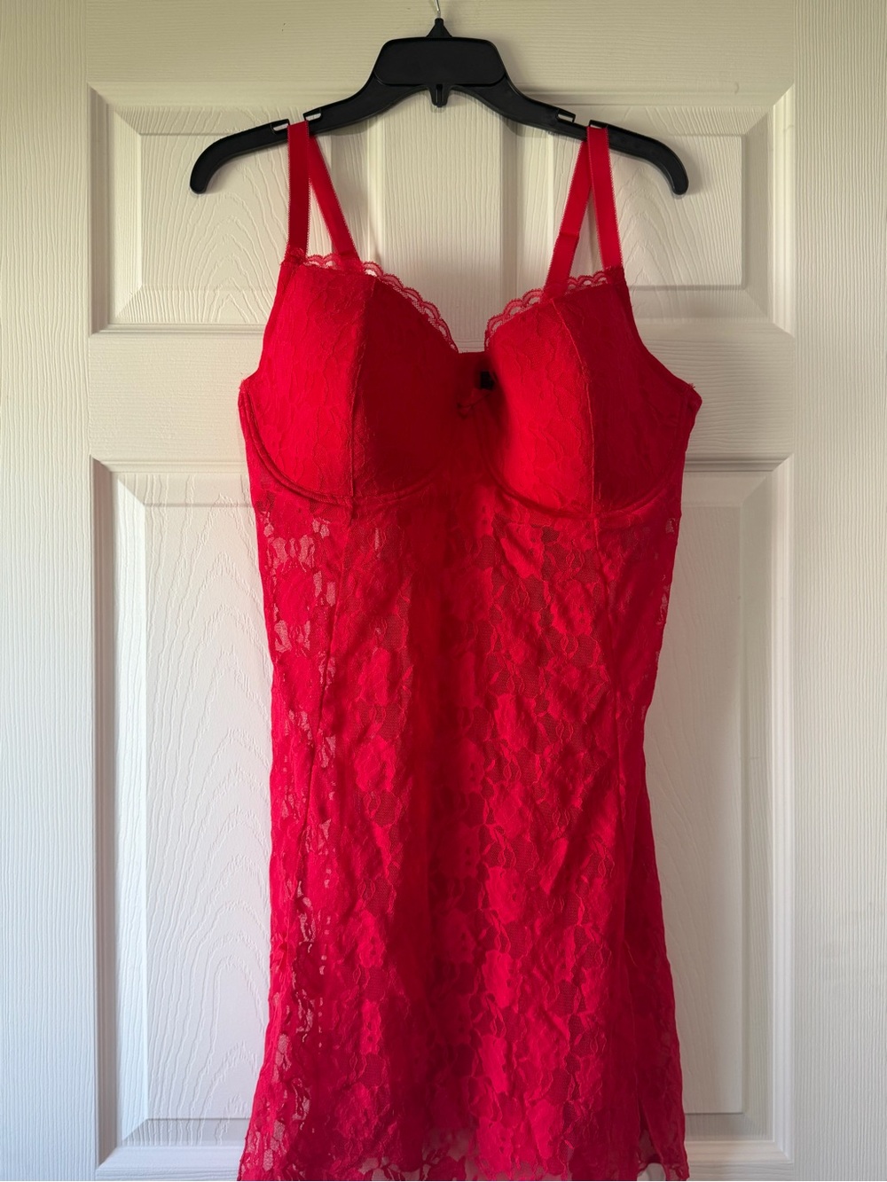 Red Lace lingerie 40DD - Picture 2 of 4